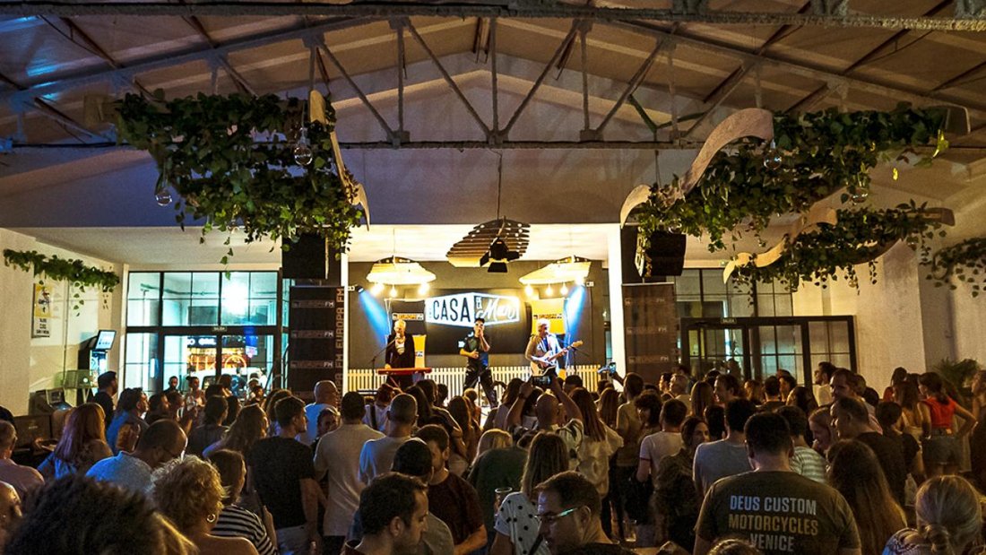 Sala 32 Millas en concierto, fotografía de archivo